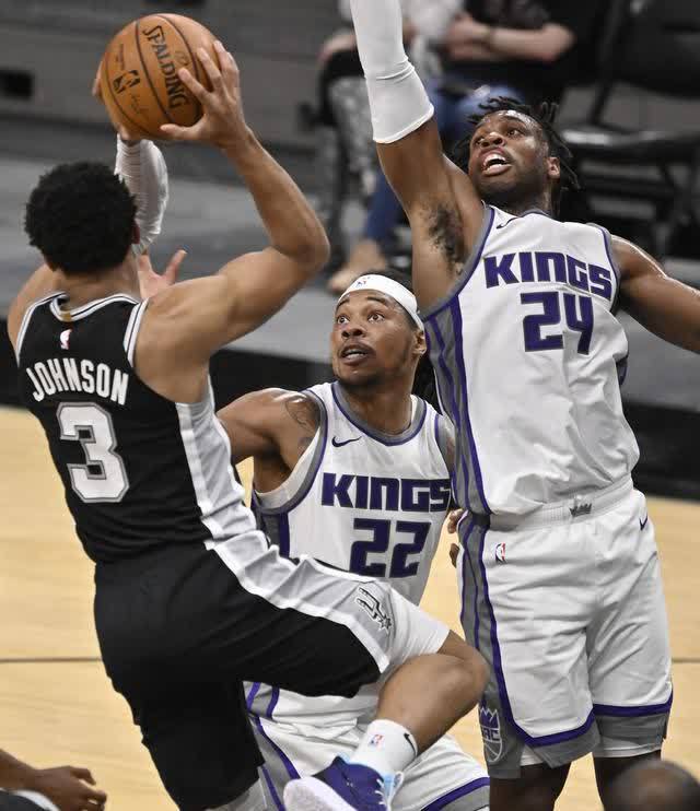  福克斯关键抢断国王终结勇士连胜