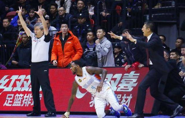  升班马展锋芒，主场力克传统豪强