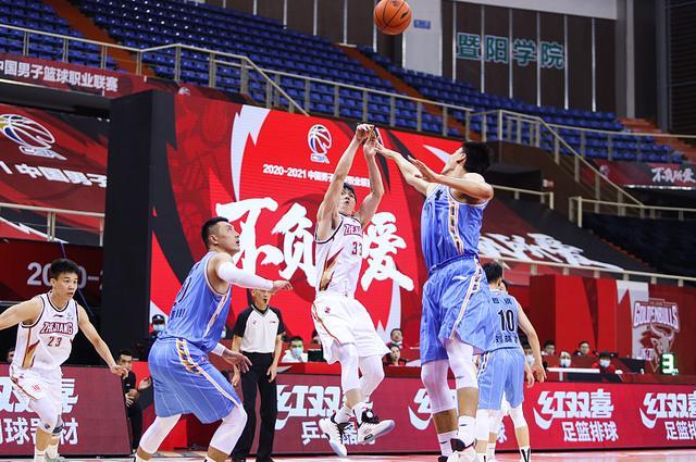  年轻教练运筹帷幄，战术革新激活球队潜能