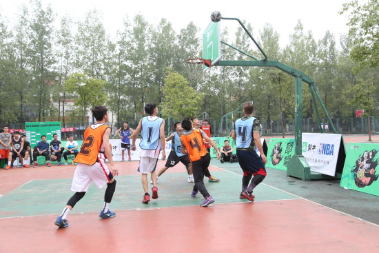  校园篮球蓬勃发展，基层培养见成效