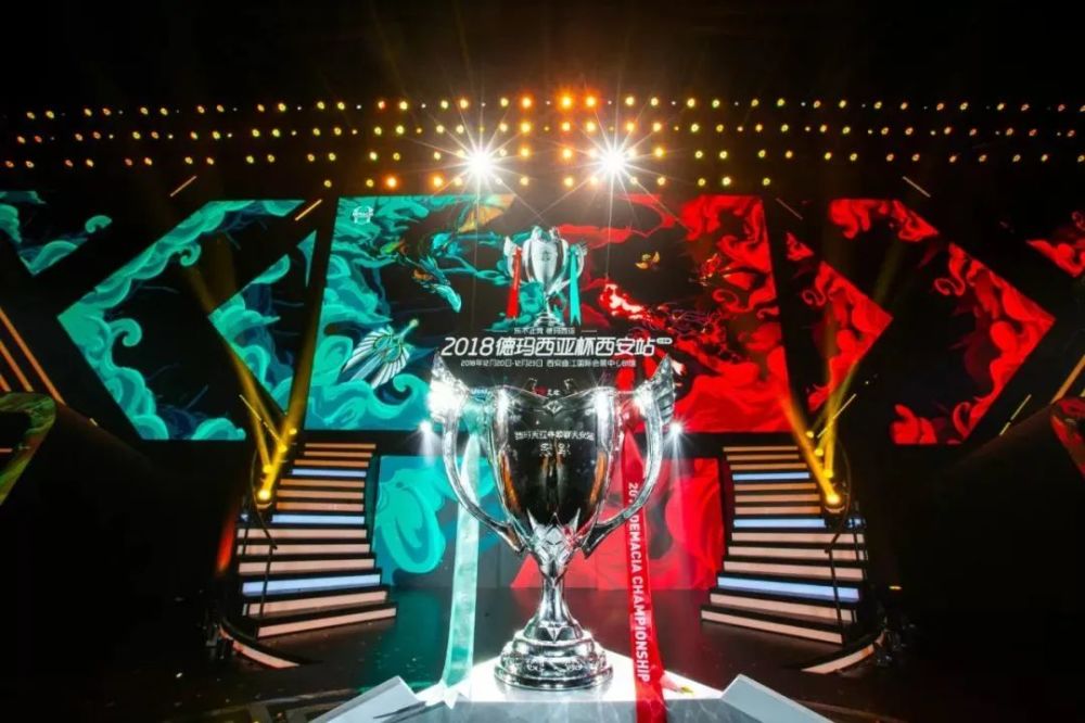  电竞团队默契配合铸就冠军奖杯