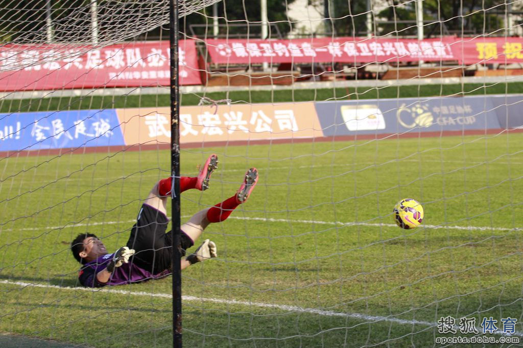  门将神勇扑救保清白，零封对手成就经典战役