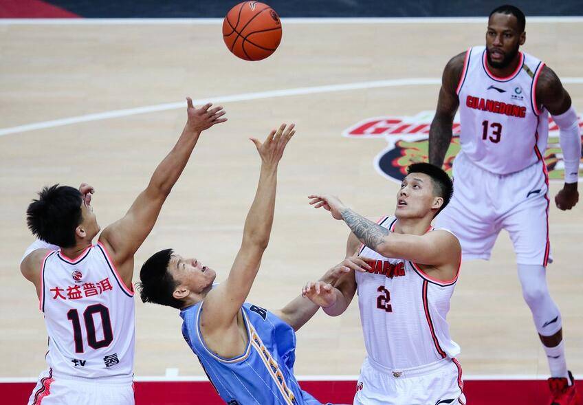  郭艾伦突破上篮绝杀北京首钢震惊全场