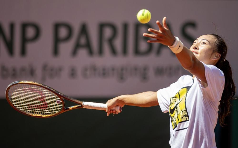  郑钦文强势晋级法网女单四强