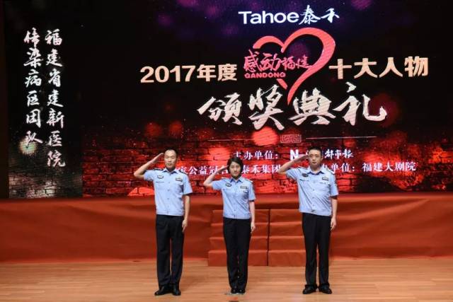  草根足球达人走红，平民英雄感动全网  